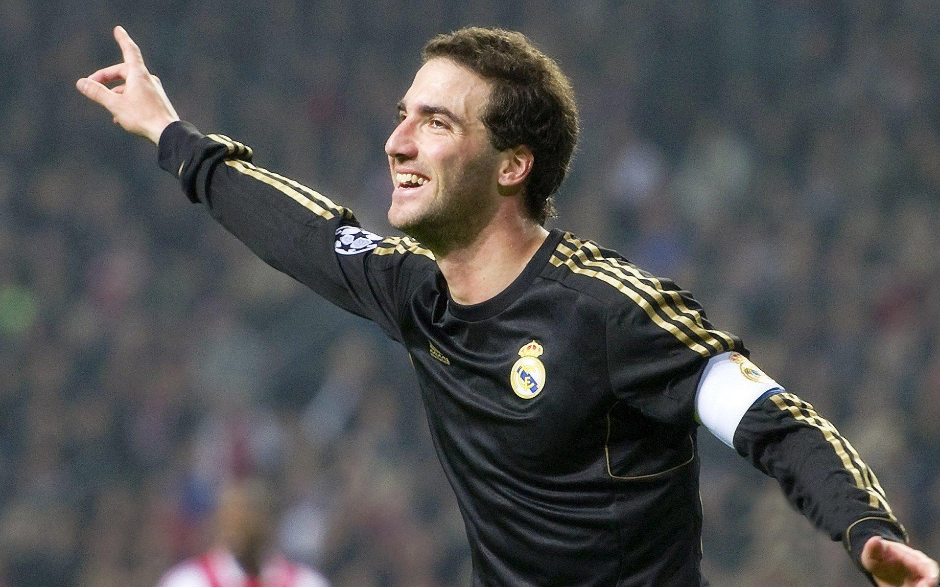 杰伦-布朗左手食指脱臼仍坚持作战！赛后笑称，我还有9根手指 所以我没事