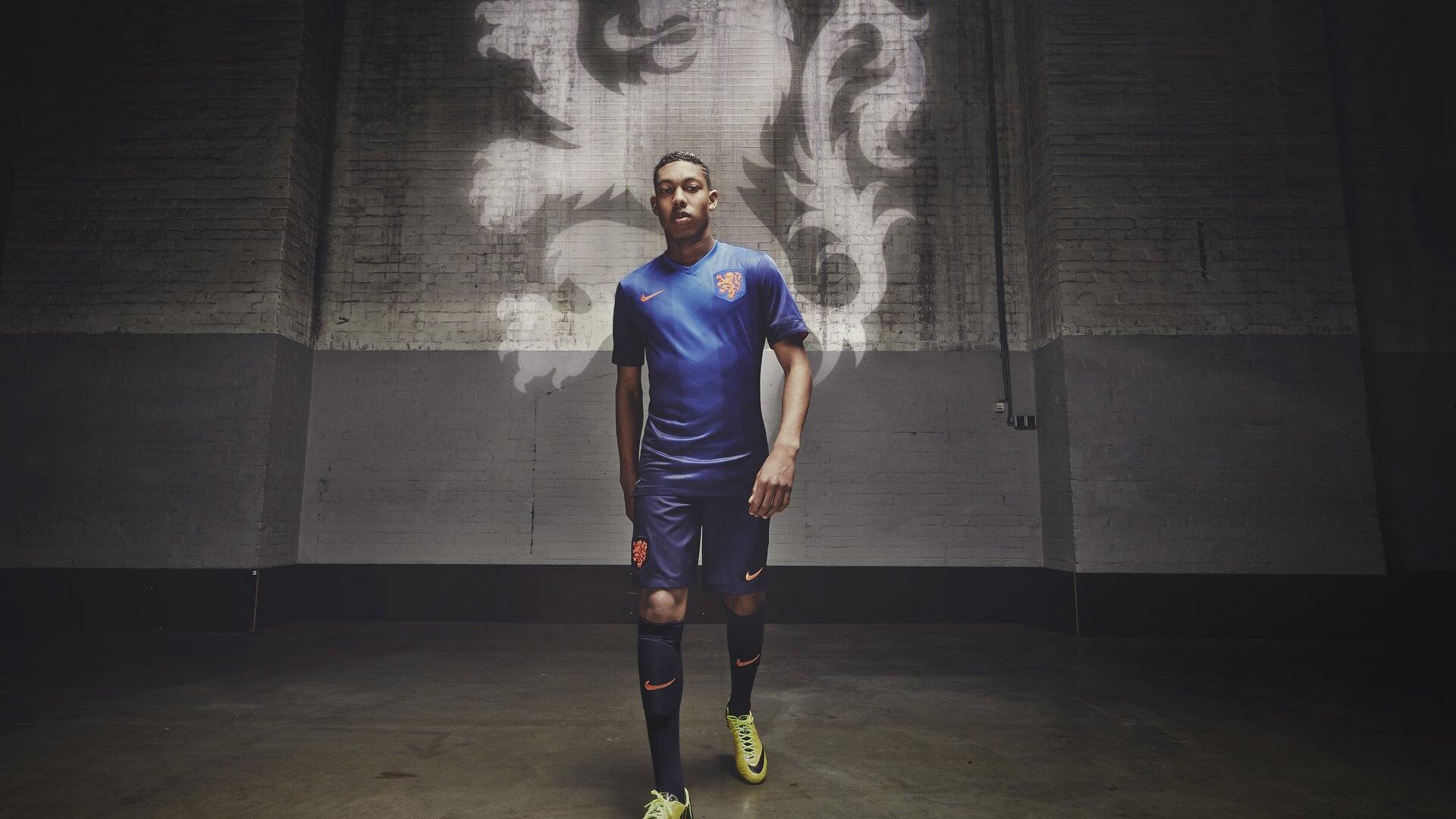 费兰灵动突破撕裂防线，倒三角妙传遭封堵成比赛转折点